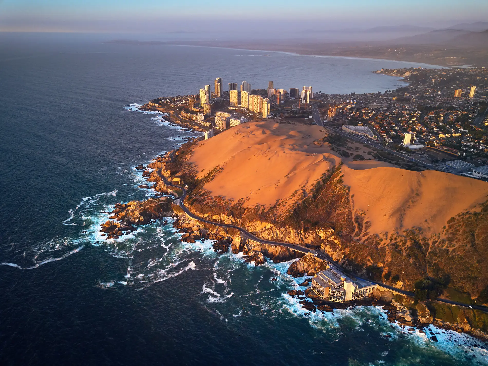 Campo dunar de Concón al atardecer, con la costa y el océano Pacífico